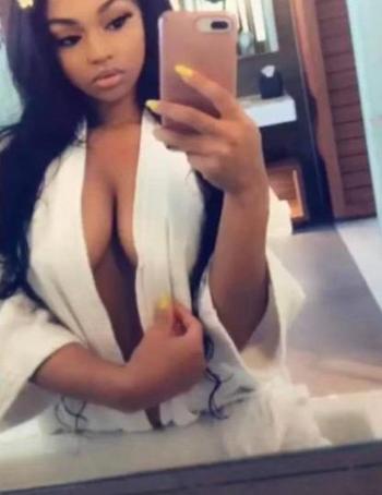 chloe, 21  female escort, Rockford