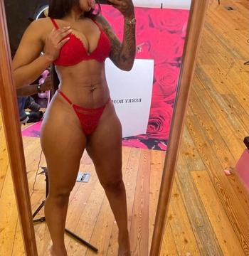Jinx, 28  female escort, Rockford